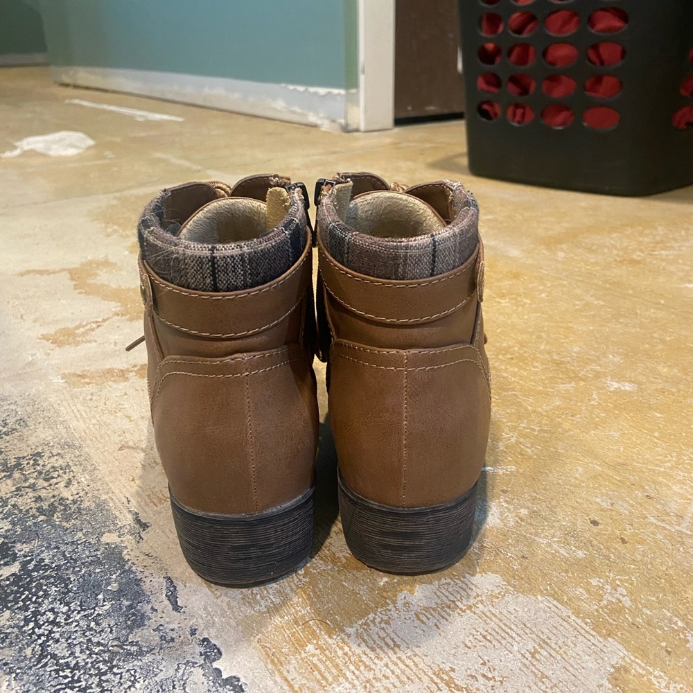 Boots - Picture 3 of 4